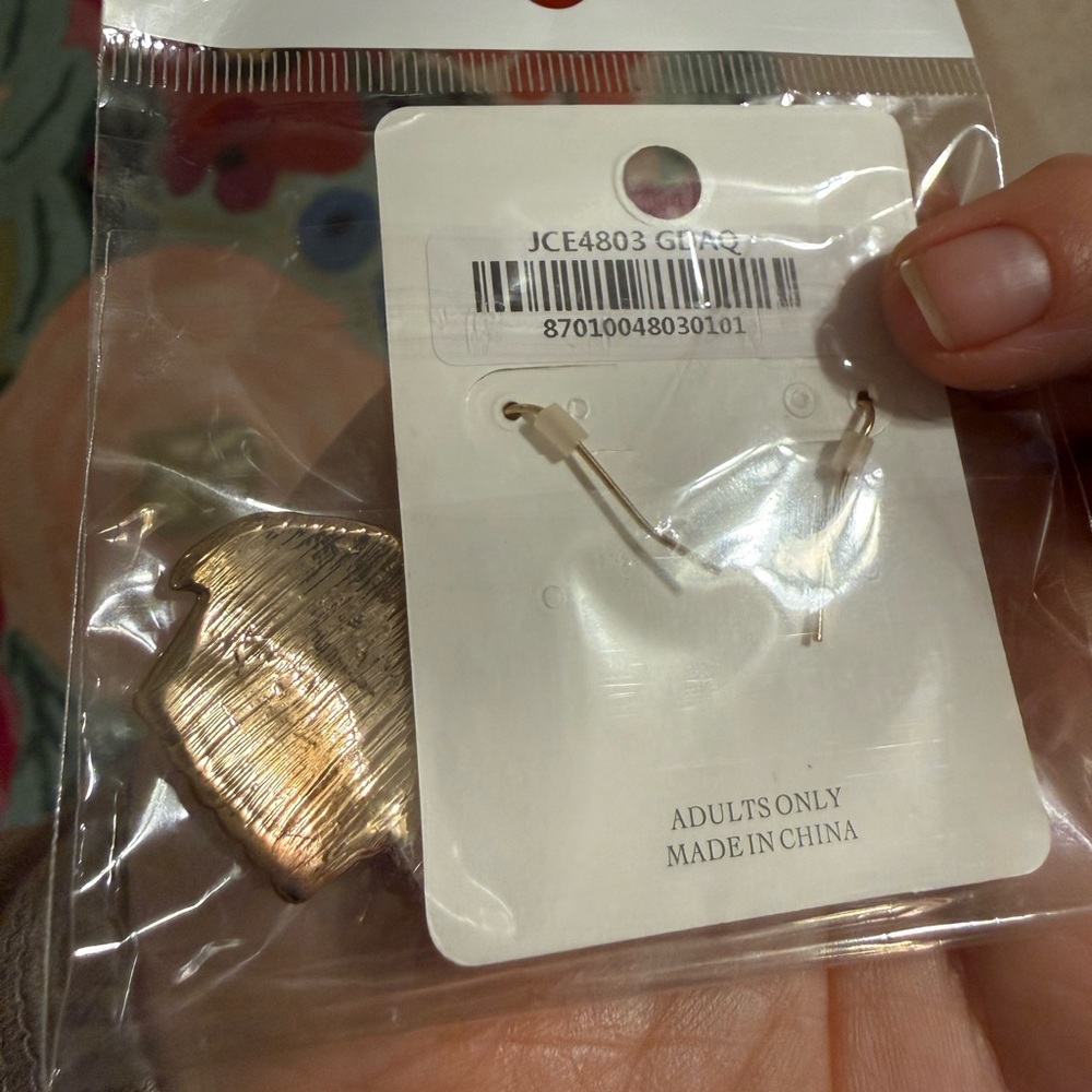 Gold Textured‎ Earrings - Picture 3 of 4
